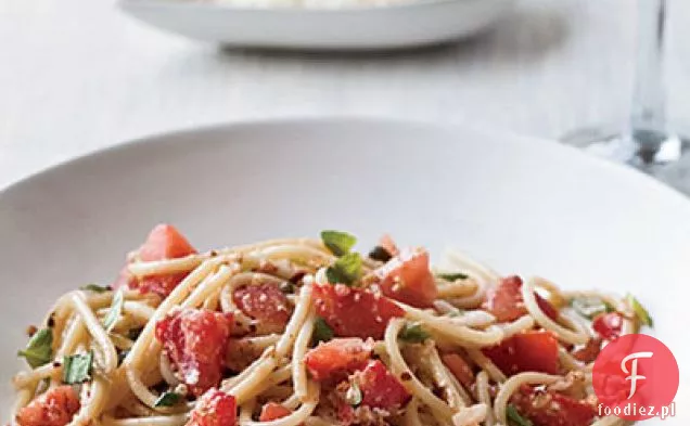 Pieczeń wołowa z pikantnym sosem jogurtowo-orzechowym