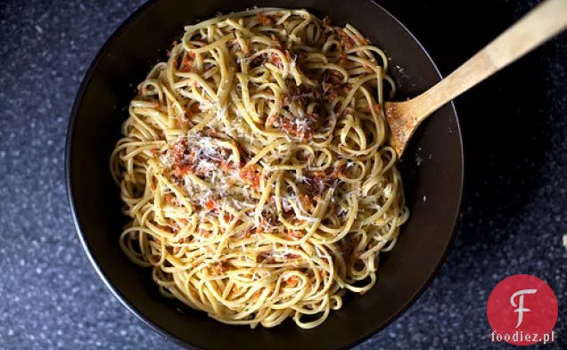Linguine z pomidorowo-migdałowym Pesto