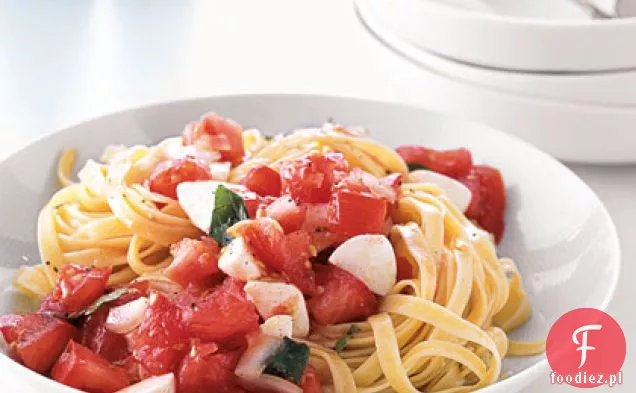Makaron z marynowanymi pomidorami i mozzarellą