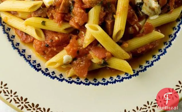 Penne Z Pomidorami, Soppressata I Pokrojoną W Kostkę Mozzarellą