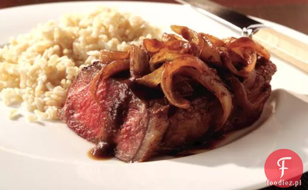 Stek w paski z sosem z wina cebulowego