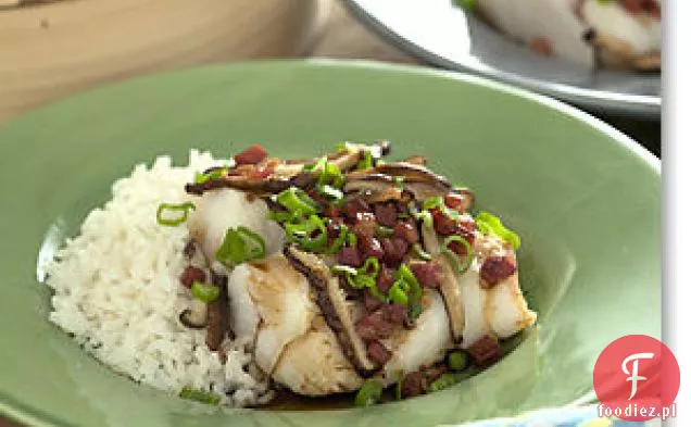 Ryba Gotowana Na Parze Z Szynką, Pieczarkami, Imbirem, Czosnkiem I Szalotkami