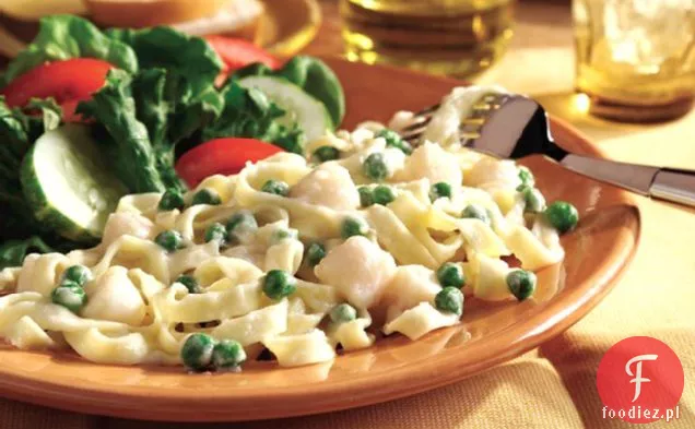 Fettuccine Alfredo z przegrzebkami i groszkiem