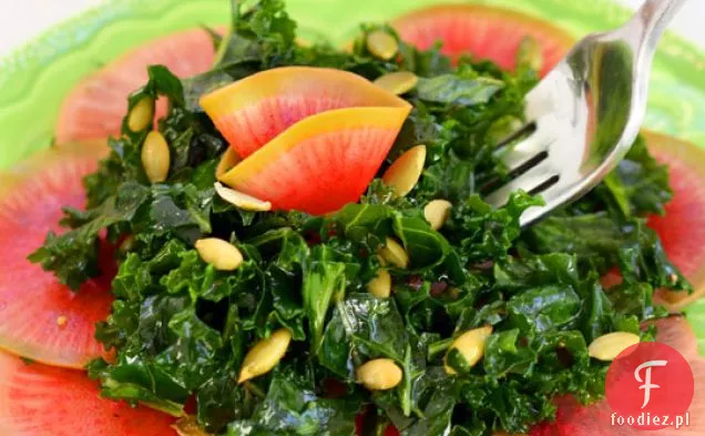 Sałatka z kapusty z szybko marynowaną arbuzową rzodkiewką