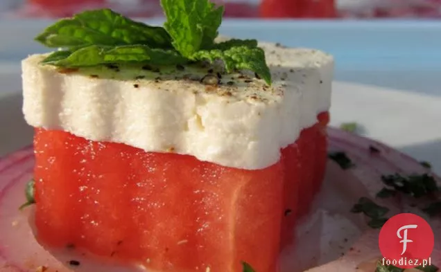 Sałatka Z Arbuza, Fety I Mięty Z Cebulą Marynowaną W Limonce