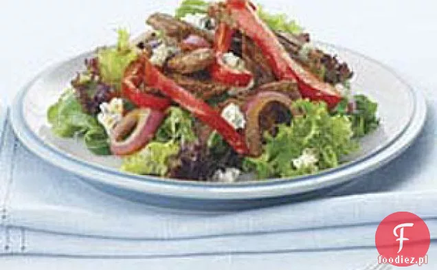 Sałatka z ciepłym stekiem i serem pleśniowym