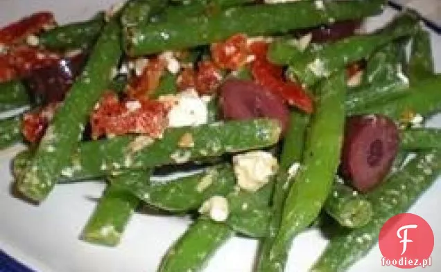 Marynowana fasola szparagowa z oliwkami, pomidorami i fetą