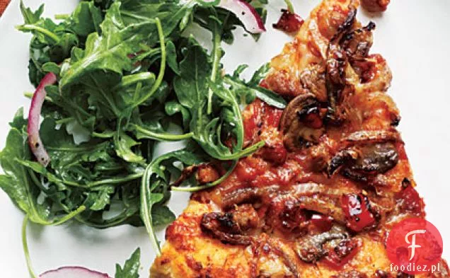 Pikantna Pizza z kiełbasą i grzybami