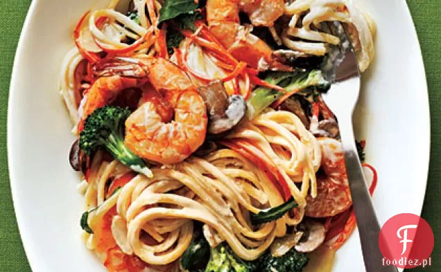 Kremowy Linguine z krewetkami i warzywami