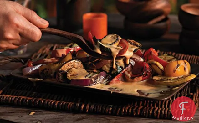 Grillowane warzywa z sosem serowym