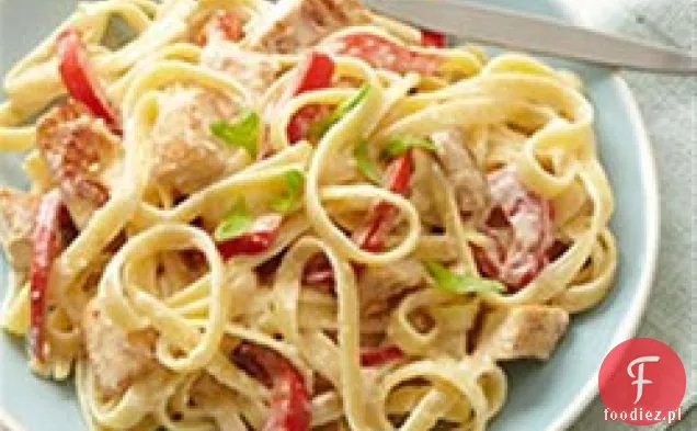 Kremowy Fettuccine Alfredo z kurczakiem i papryką