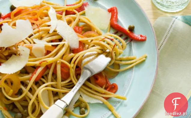 Pełnoziarnisty Linguine z szafranem i pieczoną czerwoną papryką