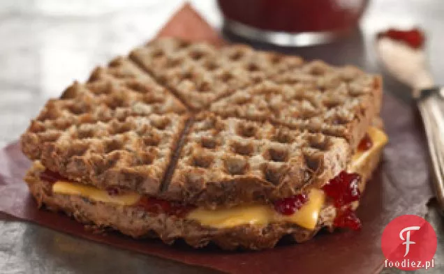 Grillowany ser z dżemem truskawkowym