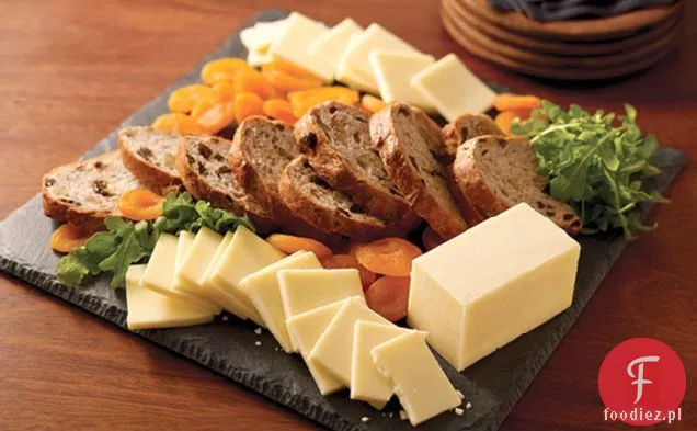 Cracker BARREL Cheese Board z owocami i chlebem
