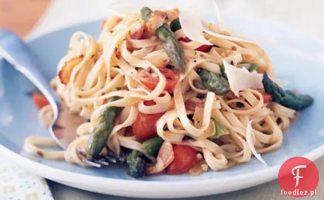 Linguine ze szparagami, parmezanem i boczkiem
