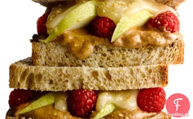 Kanapka z masłem migdałowym i owocami