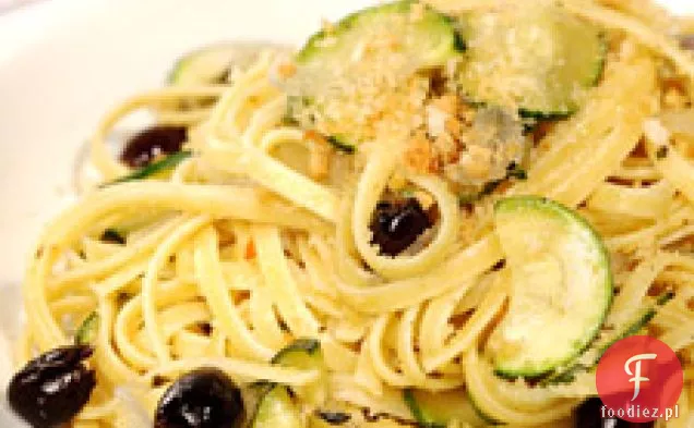 Linguine Z Cukinią, Czosnkiem, Czarnymi Oliwkami I Chlebem Tostowym
