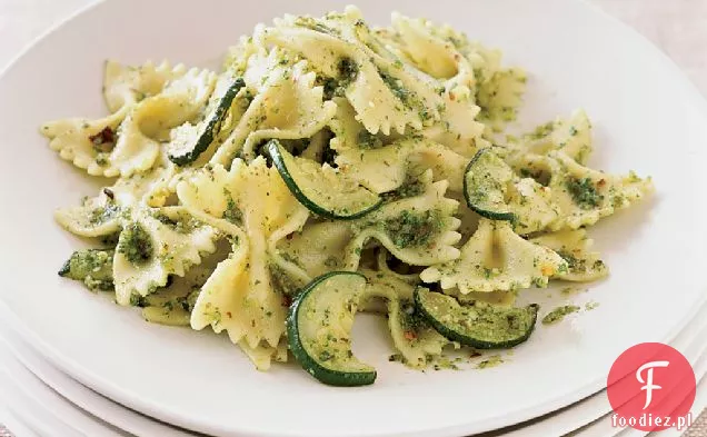 Farfalle z cukinią i Pietruszkowo-migdałowym Pesto