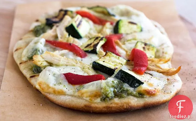 Grillowana Pizza Z Kurczakiem, Cukinią, Pieczoną Papryką I Pesto