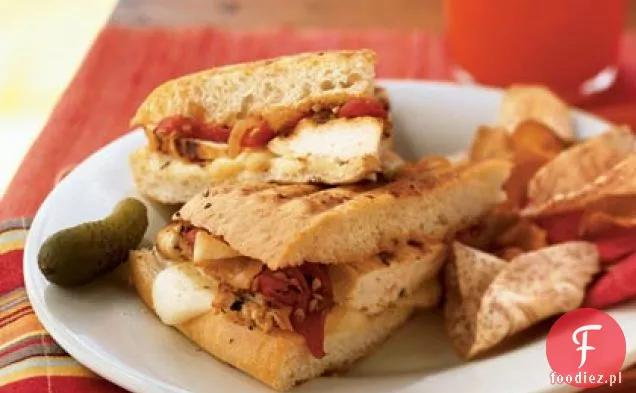 Kanapki z grillowanym kurczakiem i pieczoną czerwoną papryką z serem Fontina