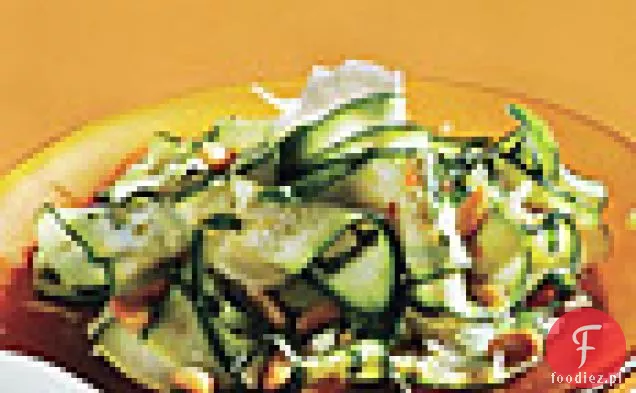 Ogolona Sałatka z cukinii z parmezanem orzeszki piniowe