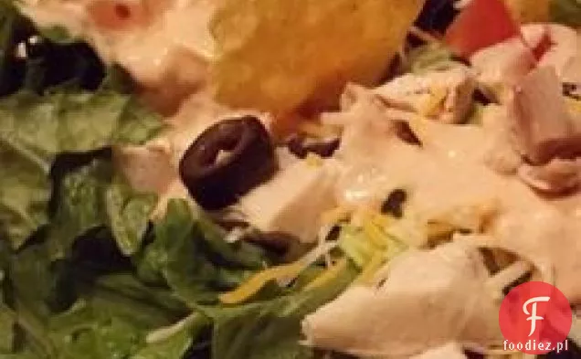Warstwowa i rzucana pikantna sałatka z kurczakiem Taco