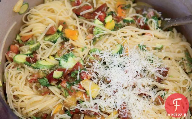 Linguine z pomidorami, cukinią i ziołami