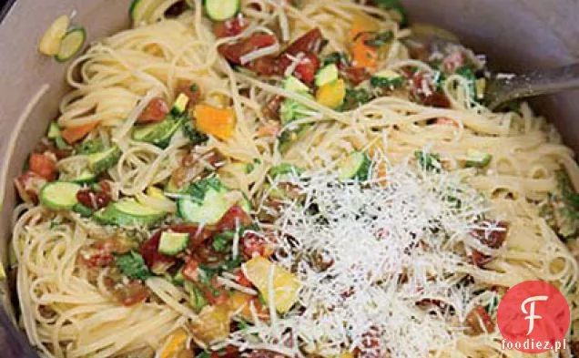 Linguine z pomidorami, cukinią i ziołami