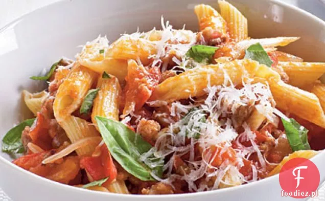 Makaron ze świeżymi pomidorami, kiełbasą i Pecorino