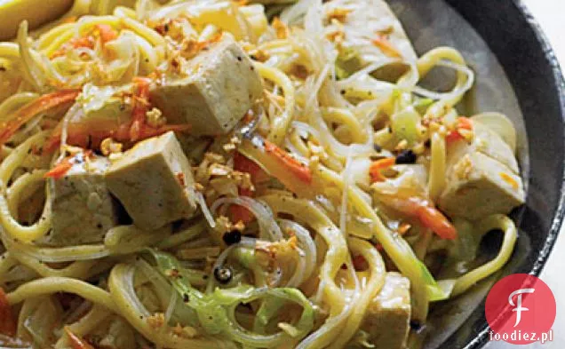 Smażony gęsty i cienki makaron z warzywami i Tofu (Pancit)