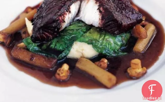 Turbot Gotowany W Czerwonym Winie Z Puree Pommes