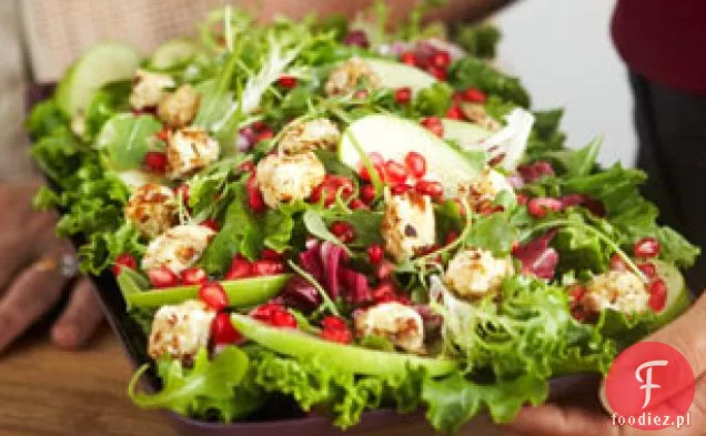 Mieszana Zielona sałatka z ciepłymi grzankami z twarogiem