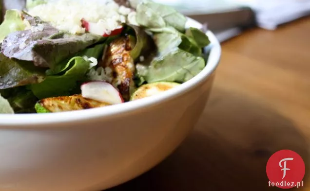 Sobotnia Sałatka Z Orzechami Włoskimi, Cukinią, Daktylami, Rzodkiewkami I Goudą