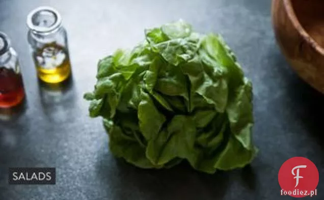 Sałata rzymska ubrana z puree z sardeli, pokruszonym jajkiem na twardo i tostami pieczywo pełnoziarniste