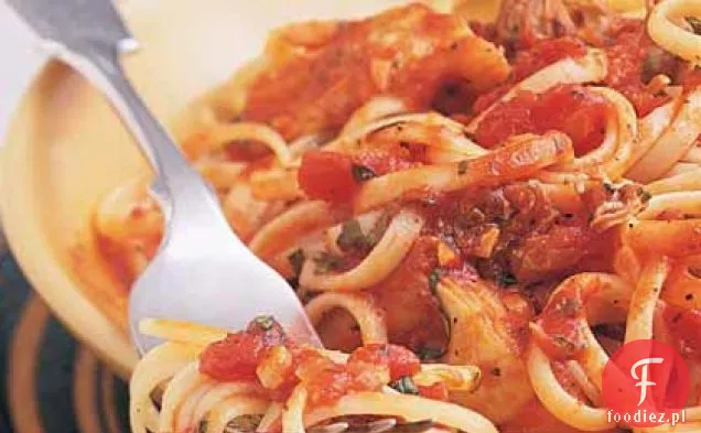 Linguine z małżami i karczochami w czerwonym sosie