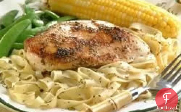 Włoski przyprawiony kurczak i Fettuccine