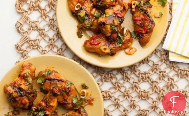 Smoky grillowane skrzydełka z kurczaka z marynowanymi czerwonymi Chiles, daktylami i świeżą miętą