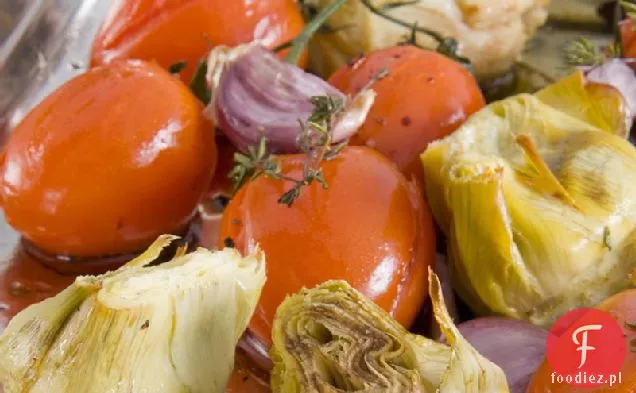 Pieczone karczochy z pomidorem i czosnkiem