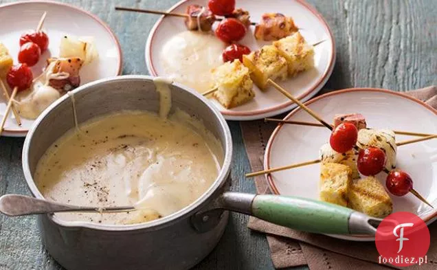 Pieczone Fondue Cheddar z grillowanymi pomidorami, boczkiem i cebulą