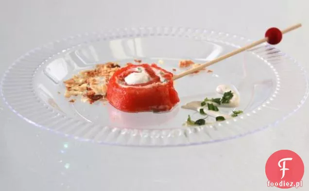 Lizaki z musem z wędzonego łososia z Wasabi Creme Fraiche i pieczone płatki Wonton