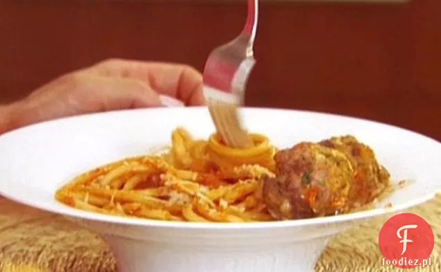 Bucatini All ' Amatriciana z pikantnymi wędzonymi klopsikami z mozzarelli