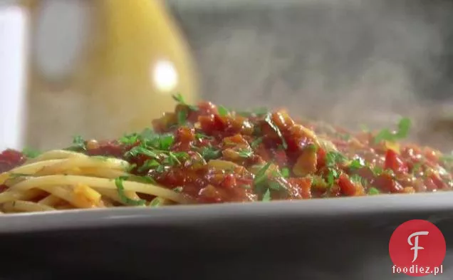 Makaron Pick-a-Pepper (Bucatini z sosem paprykowym gorącym, słodkim i marynowanym)