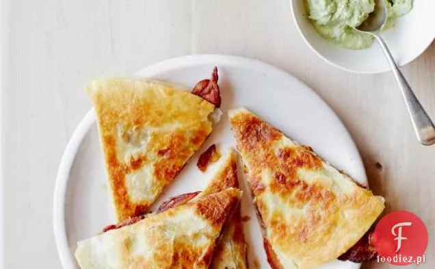 Bekon, daktyle i Quesadillas Manchego
