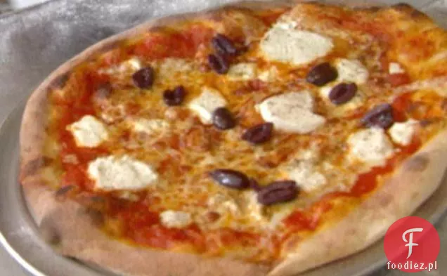 Pieczona Pizza z czerwonej papryki i pomidorów z kozim serem, bazylią i czerwonym olejem Chili
