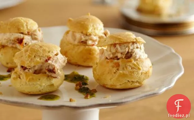 Kozi ser i suszone na słońcu pomidory Profiteroles z olejem ziołowym