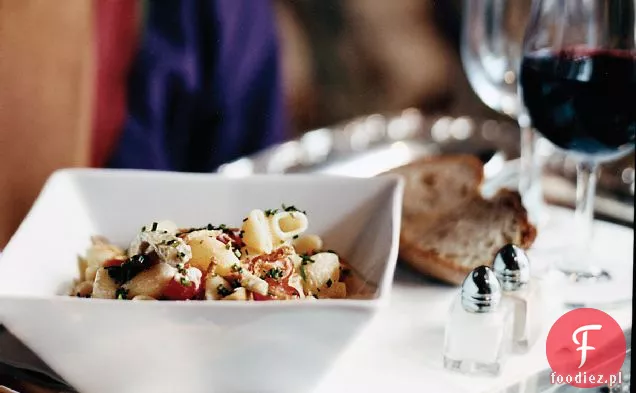 Muszle makaronu z kremem z karczocha i wędzonym kurczakiem