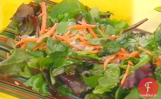 Sałatka wiosenna z groszkiem i marchewką