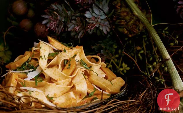 Ręcznie robiony makaron z sosem pomidorowo-Karczochowym