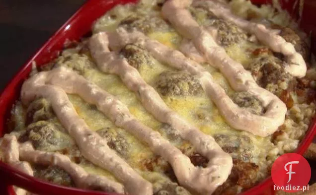 Zapiekanka w stylu Reubena z klopsikami Pastrami, kiszoną kapustą i jęczmieniem