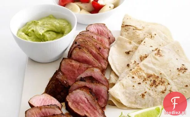 Stek z sosem awokado i sałatką pomidorową